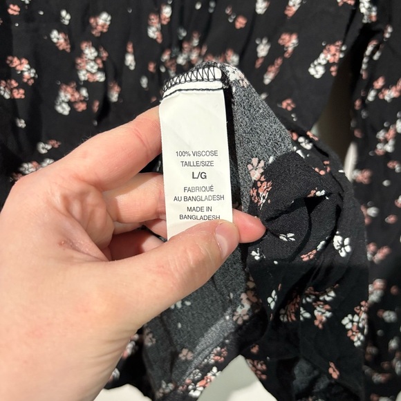 🎉4/30$🎉 Suzy Shier Black Floral Blouse with Mandarin Collar Relaxed Fit PTP 21in - Picture 3 of 4